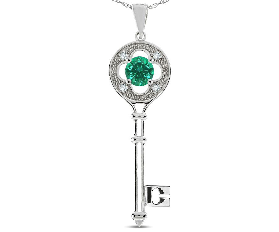 Star K™ Key to my Heart Clover Key Pendant Necklace with Round Simulated Emerald